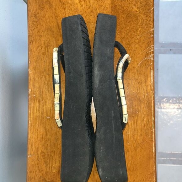 Women's Sanuk Black Platform Beaded Flip Flops/ Sandals Size 9 - Picture 4 of 6